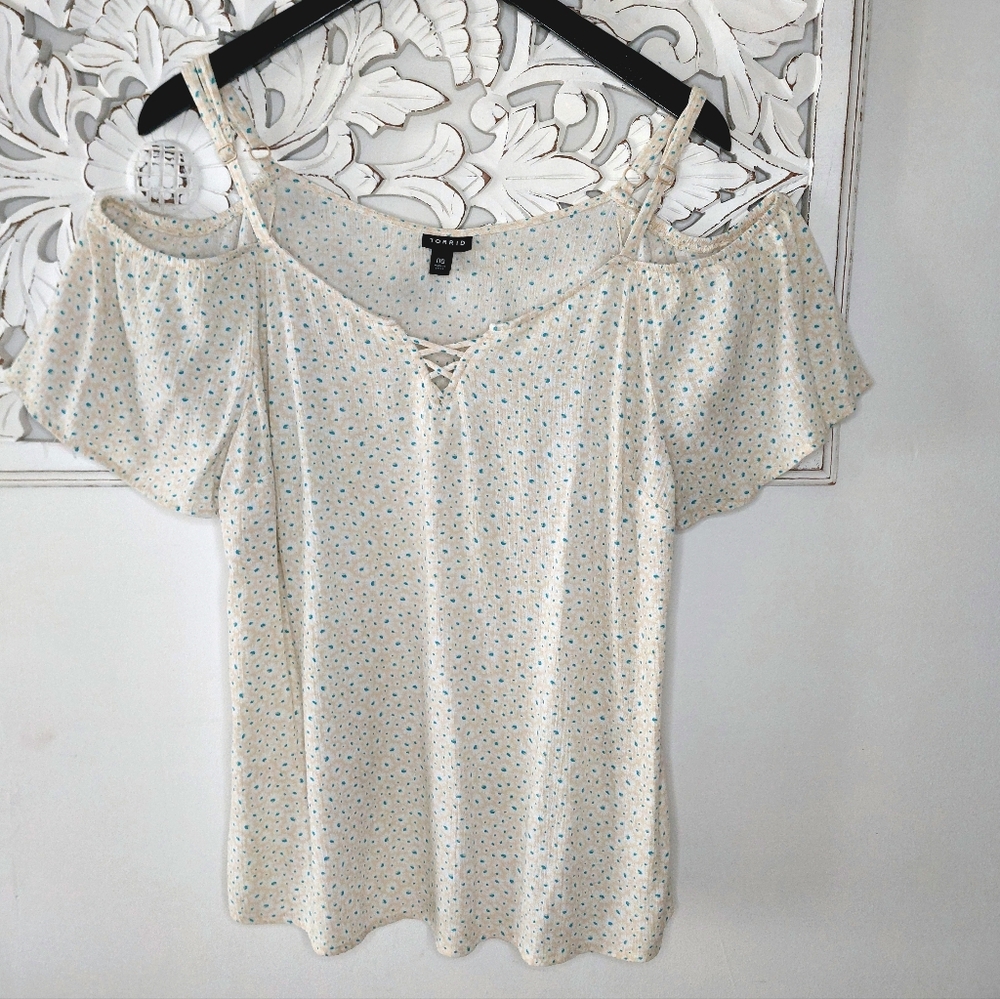 Torrid Cold Shoulder Beige Gauzy White Blue Printed Floral Size 00 Medium Large